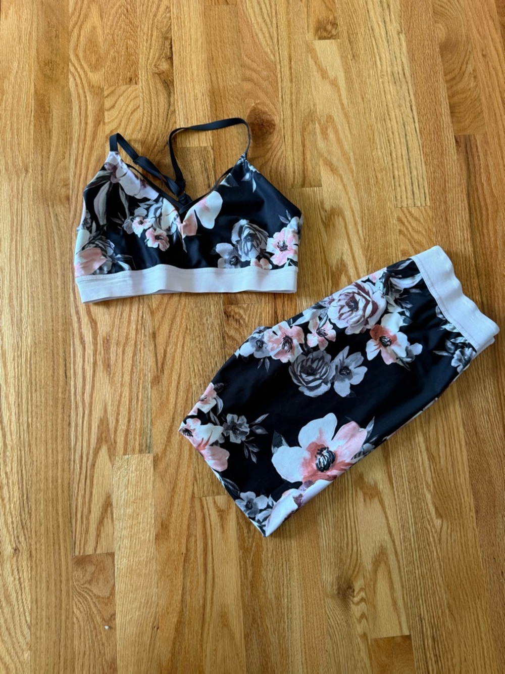 Floral Bra (M) and Pants (L) set ** Bundle 5+ items and name your offer!!! 💖💞